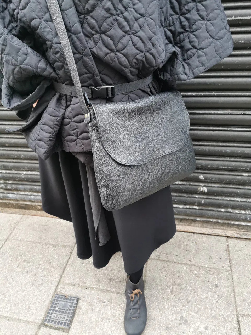 Minny Satchel with back pocket in black pebble leather