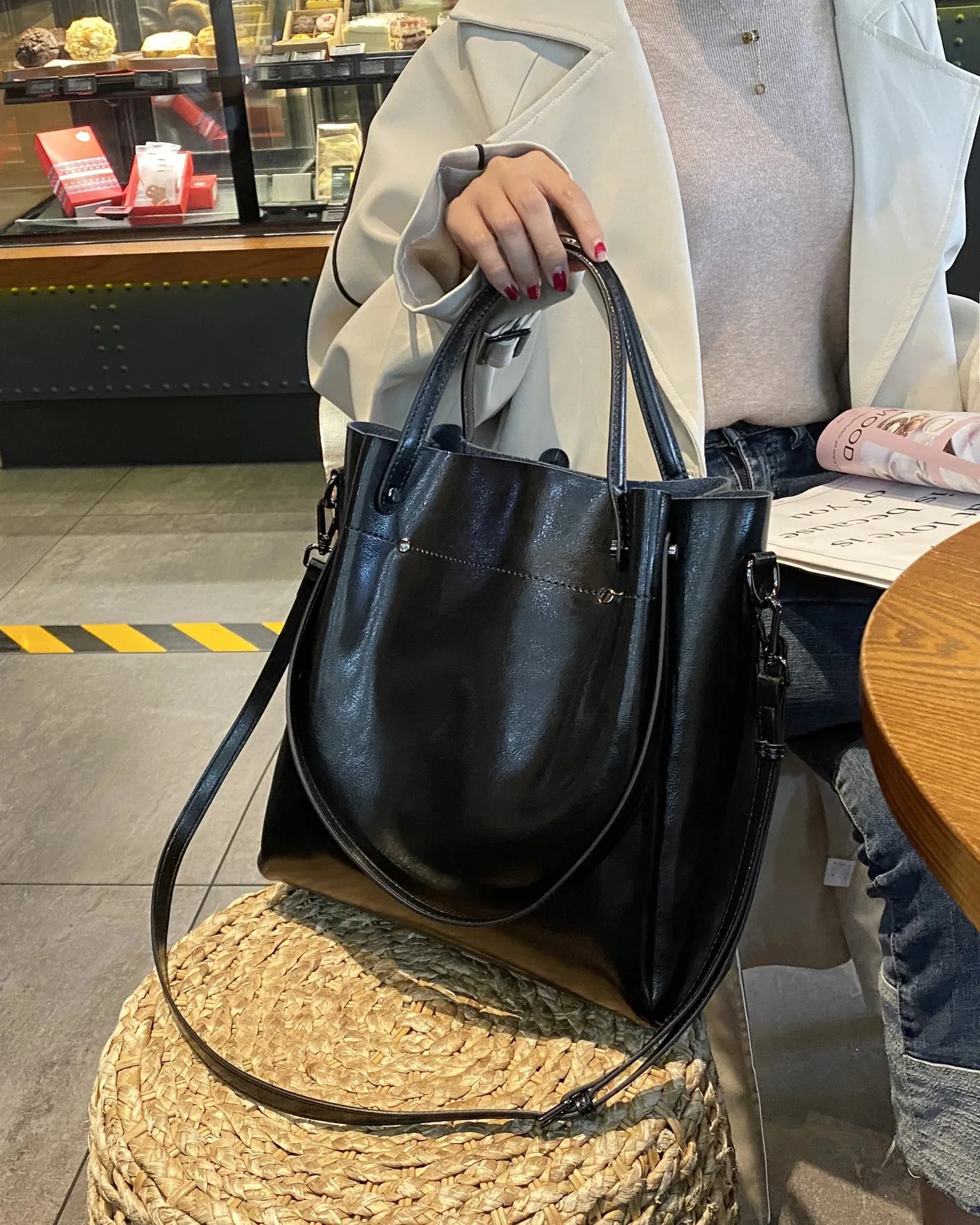 Versatile Tote Bag: Shoulder & Handheld