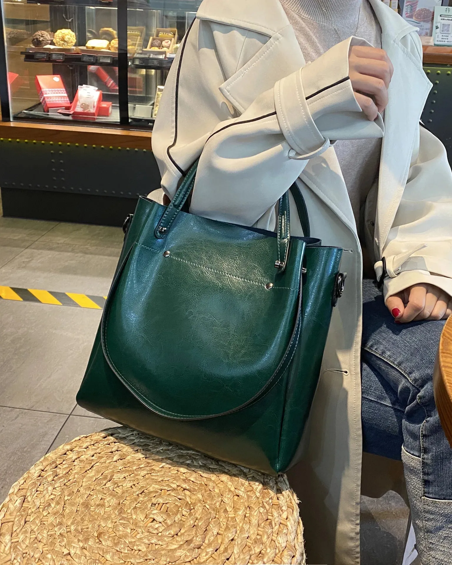 Versatile Tote Bag: Shoulder & Handheld