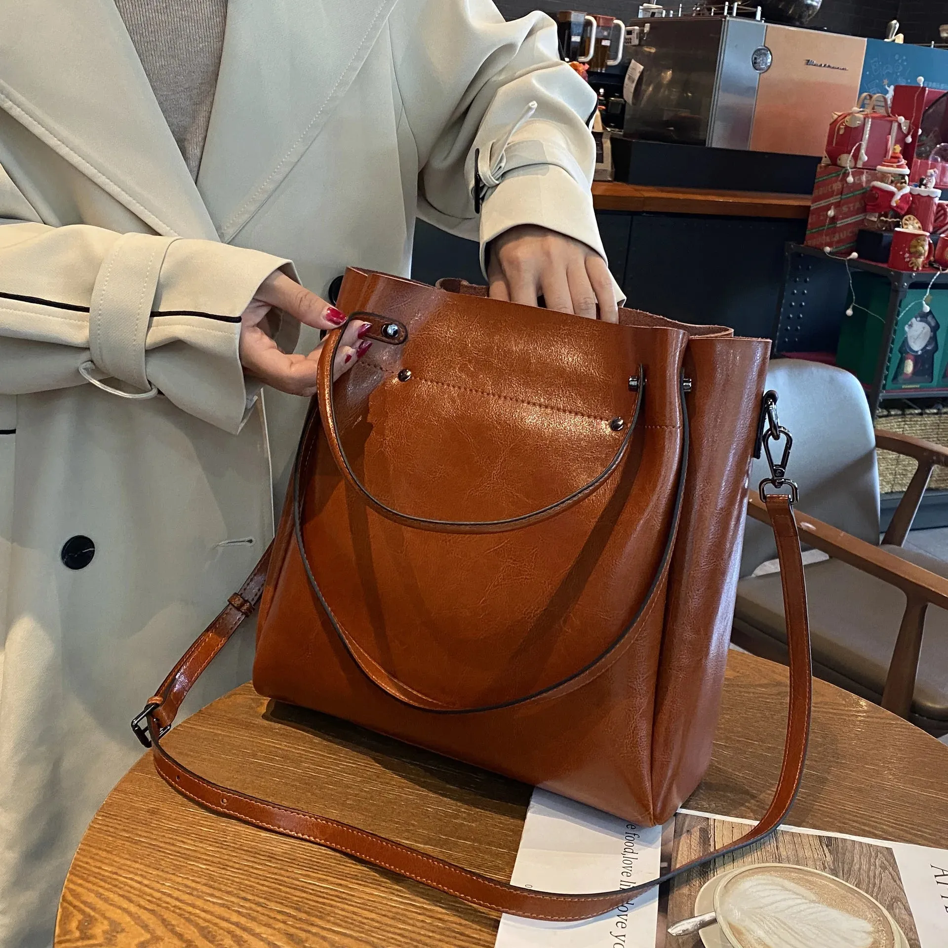 Versatile Tote Bag: Shoulder & Handheld